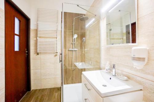 Bilik mandi di Marea by Baltic Home