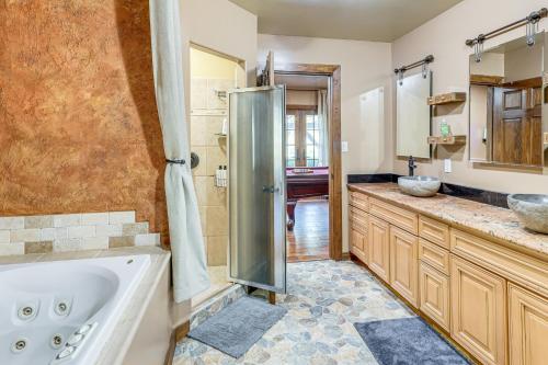 Ένα μπάνιο στο Italian-Styled Home with Lake Views and Private Pool