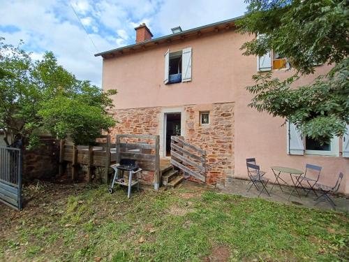 a house with chairs and a table in front of it at Appartement T2 Rodez centre in Rodez