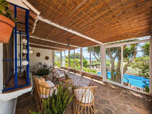 un patio al aire libre con sillas y una piscina en Rural House in Antequera, en La Joya