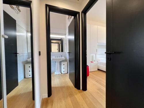 une chambre avec une salle de bain avec un lavabo et un miroir dans l'établissement WELCOME RIVIERA - ORO Apartment, 2Bedroom, 2Bathroom Apartment with Free Garage at 800 mt, Lift, Shared Terrace, Balcony, Wi-Fi, Air Conditioning, The Ideal Choice for a Relaxing and Exciting Coastal Escape, à Rapallo