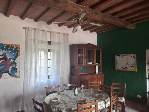 a dining room with a table and a ceiling at Agriturismo San Ansanino in Pari
