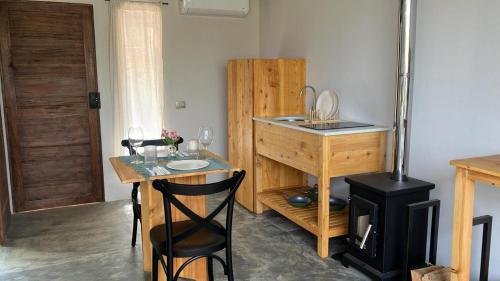 a kitchen with a stove and a table with a stove at Fraga da Mantiqueira in São Bento do Sapucaí