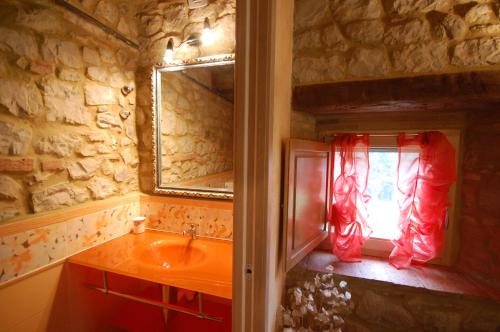 a bathroom with a sink and a window at Agriturismo San Ansanino in Pari