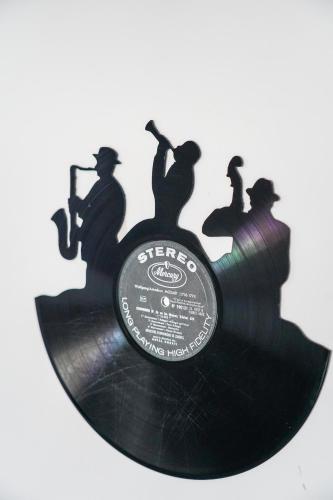 a silhouette of a group of people on a record at Les Bleuets - Erdivines in Erdeven