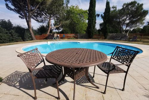 Kolam renang di atau dekat dengan 3 self-contained gites with pool and games room