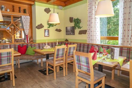 a dining room with a table and chairs at Landhotel Tannenhof in Spiegelau