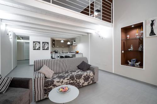Quattro Canti Apartments tesisinde bir oturma alanı