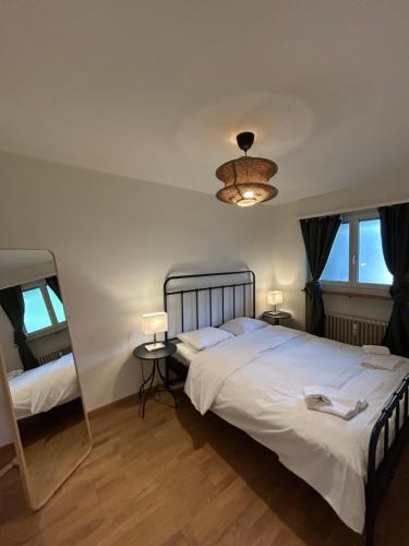 Ένα ή περισσότερα κρεβάτια σε δωμάτιο στο Plain & Practical Zurich Apartment