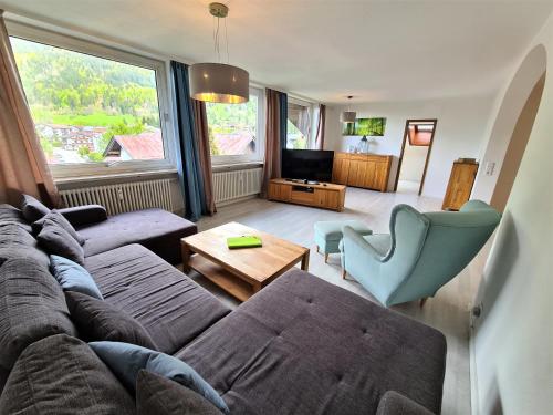una sala de estar con un sofá y una mesa en Rubihorn A19 Montana Haus, en Oberstdorf