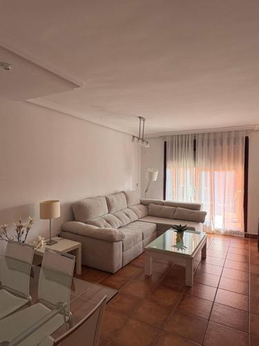 Ein Sitzbereich in der Unterkunft Beach Apartment Tropical Golf