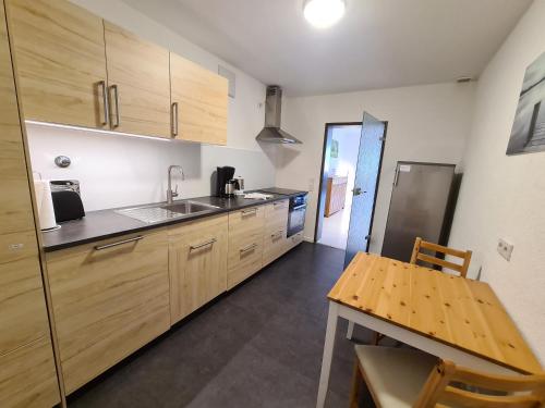Una cocina con gabinetes de madera y una mesa de madera. en Rubihorn A19 Montana Haus, en Oberstdorf