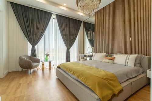 Postel nebo postele na pokoji v ubytování Luxury Villas near Bucharest National Golf & Country Club