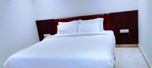 Un ou plusieurs lits dans un hébergement de l'établissement Hotel Amulya Royal Inn