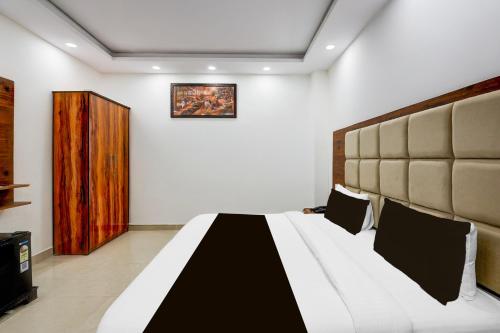 a bedroom with a bed in a room at Super Collection O Hotel Evergreen in Faridabad