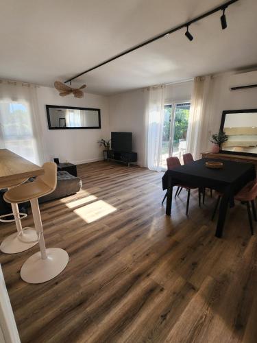 a living room with a table and a couch at Maison entre terre et mer in Clapiers