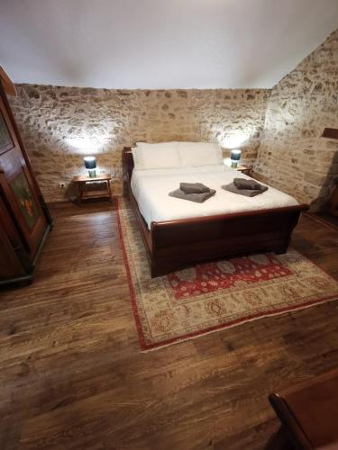 Bilik mandi di 3 self-contained gites with pool and games room