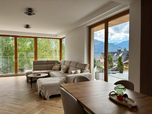 una sala de estar con un sofá y una mesa en Villa Koscielisko, en Kościelisko