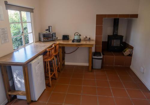 Kuchyň nebo kuchyňský kout v ubytování Natures Way Bush Pig Cottage