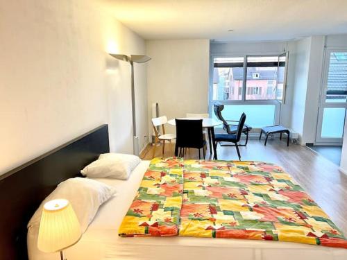 Giường trong phòng chung tại Brand New City Center downtown apartment Zurich Brauer