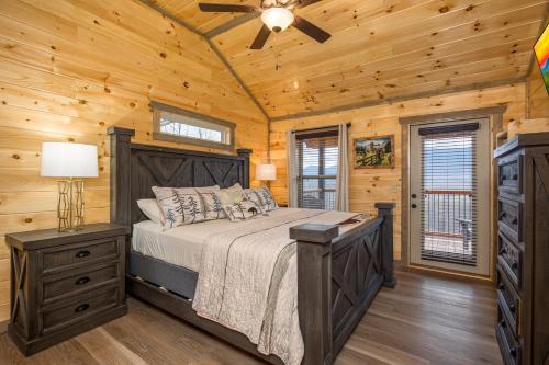 Un dormitorio con una cama y un ventilador de techo. en Views For Days by American Patriot Getaways, en Chalet Village