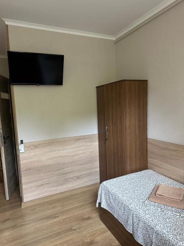 TV a/nebo společenská místnost v ubytování Каприз
