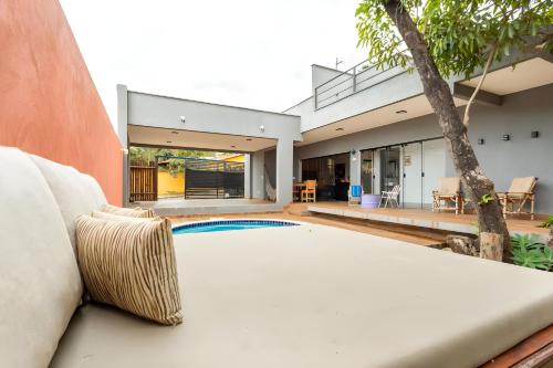 an empty couch in front of a house at Casa com piscina, vista das montanhas, terraço, quintal in Pirenópolis
