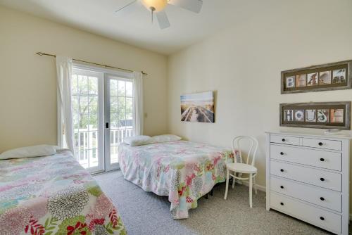 una camera da letto con due letti, un comò e una finestra di Sunny Ocean City Retreat about Qtr-Mi to Beach! a Ocean City