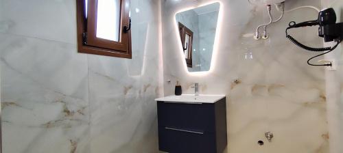 un baño con lavabo y espejo en Δίκταμο, en Mouzákion
