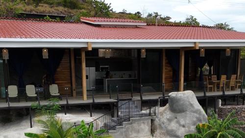 Bangunan di mana terletaknya vila ini