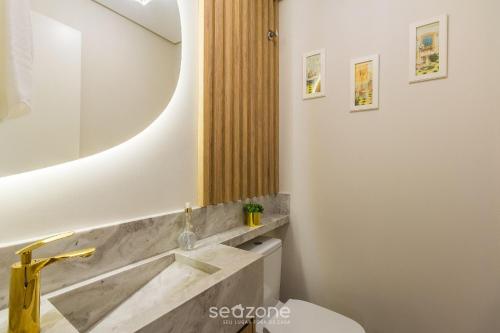 Apto Encantador c/ lareira em Gramado STA0305 في غرامادو: حمام مع حوض ومرحاض