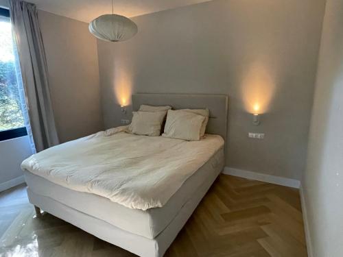 Ένα ή περισσότερα κρεβάτια σε δωμάτιο στο Haarlems Huisje