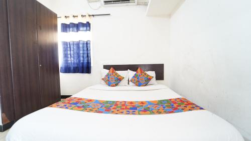 Hotel Honey Residencyにあるベッド