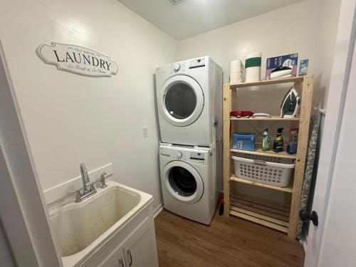 a laundry room with a washing machine and a sink at Farmhouse in Hershey in Hershey