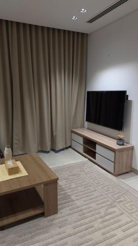 Muscat International AirportにあるApartment with a distinctive view in Muscat Hillsのリビングルーム(薄型テレビ、テーブル付)