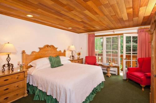 Una cama o camas en una habitación de Christiania Lodge