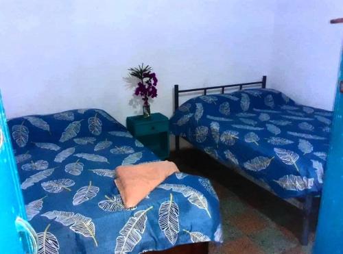 two beds sitting next to each other in a room at AGUITA SALÁ MALECON DE CHORONI 8c in Puerto Colombia