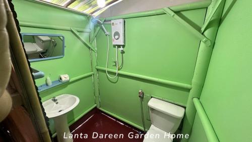 Bilik mandi di Lanta Dareen Garden Home