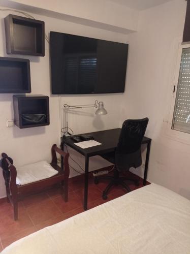 Μια τηλεόραση ή/και κέντρο ψυχαγωγίας στο Habitación 1 en piso compartido con acceso Zonas comunes