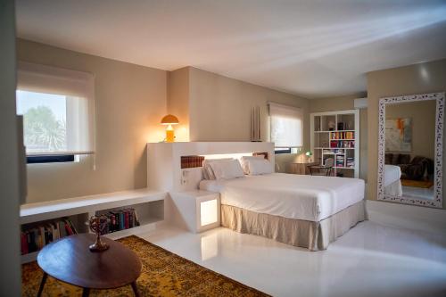 una camera da letto con un grande letto bianco e uno specchio di Unique Homes Lajares - adults only a Lajares