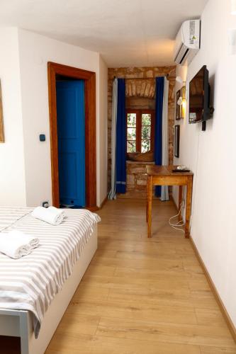 a bedroom with a bed and a table and a window at George's rooms in Stari Grad