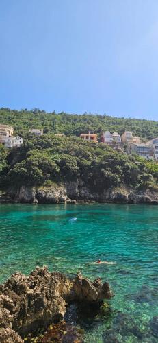 a view of a beach with blue water at Hotel Kunjui in Utjeha