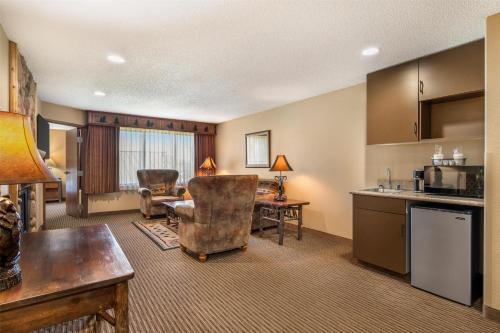 a hotel room with a kitchen and a living room at Best Western Plus Kelly Inn & Suites in Billings