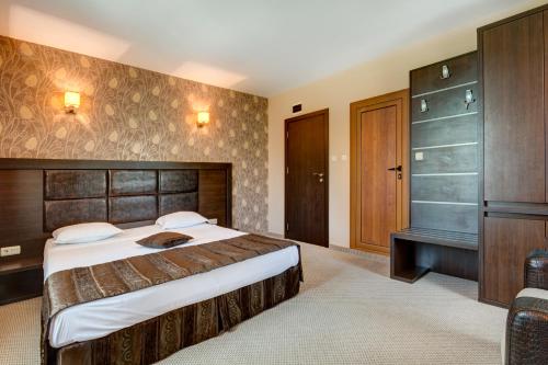 una habitación de hotel con una cama y un escritorio en Siena House, en Sozopol