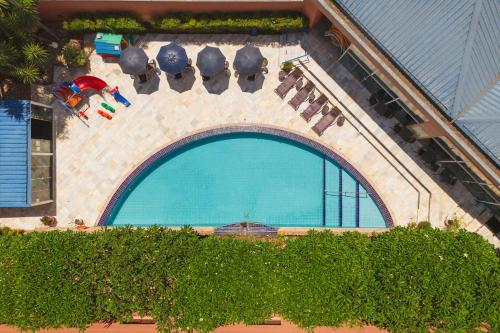 an overhead view of a swimming pool in a resort at Hotel Golden Park Ribeirão Preto by Nacional Inn in Ribeirão Preto