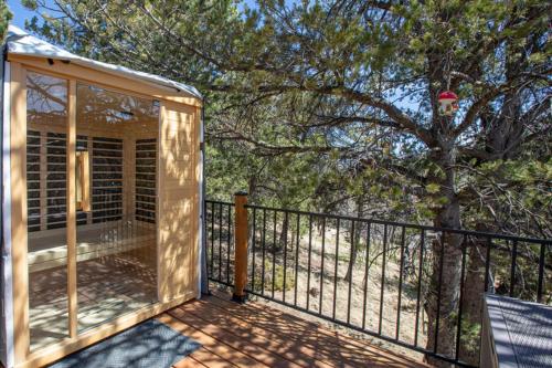 Balkón nebo terasa v ubytování Cozy 3br A-frame Sauna Firepit & S'mores!