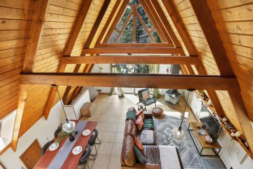 Posezení v ubytování Cozy 3br A-frame Sauna Firepit & S'mores!