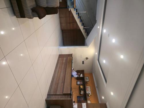 Χώρος καθιστικού στο Suraksha Suites