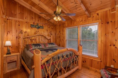 una camera con un letto in una baita di tronchi di Wonders In The Sky by American Patriot Getaways a Oldham
