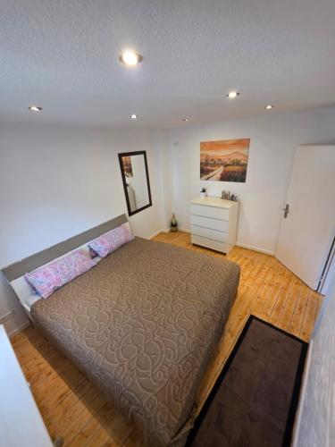 a bedroom with a large bed and a dresser at Stilvolles City Apartment Iserlohn, möbliert und all-inclusive in Iserlohn
